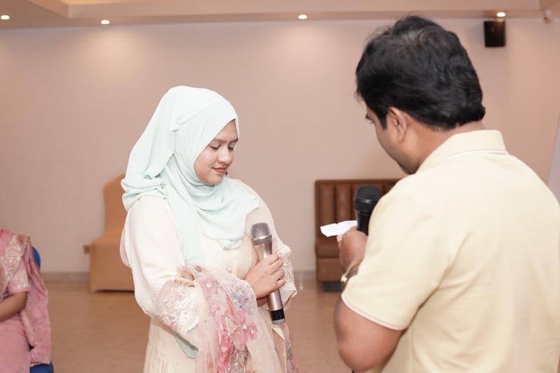 Facilitator in dialogue with a participant